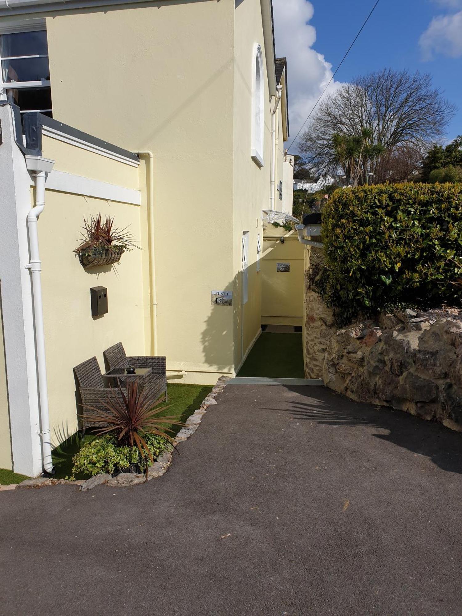 Appletorre House Holiday Flats - Pet Friendly And Private Parking Torquay Ruang foto