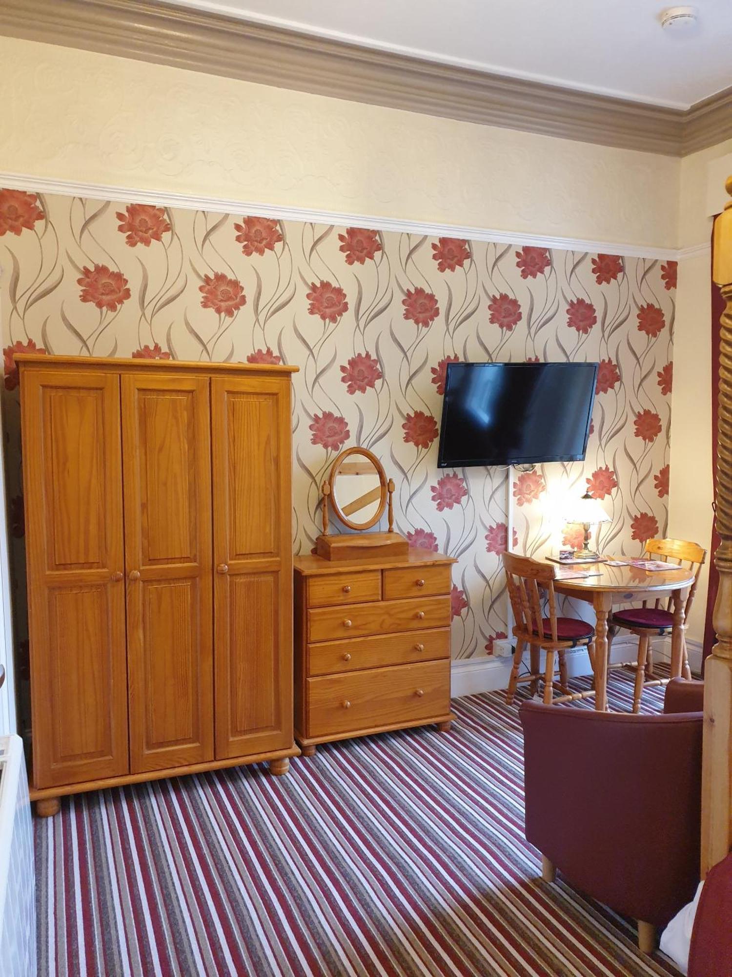 Appletorre House Holiday Flats - Pet Friendly And Private Parking Torquay Bagian luar foto