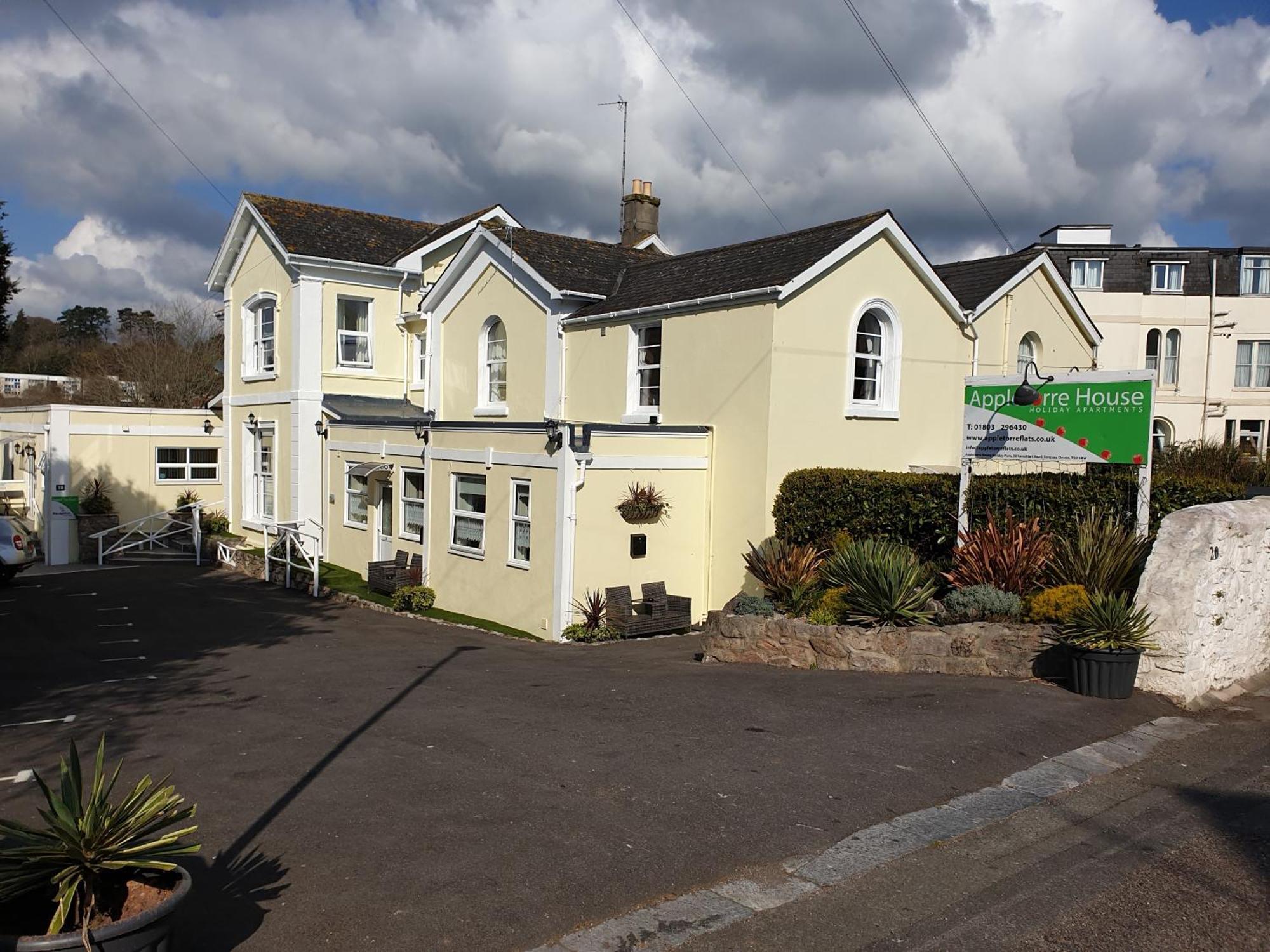 Appletorre House Holiday Flats - Pet Friendly And Private Parking Torquay Bagian luar foto