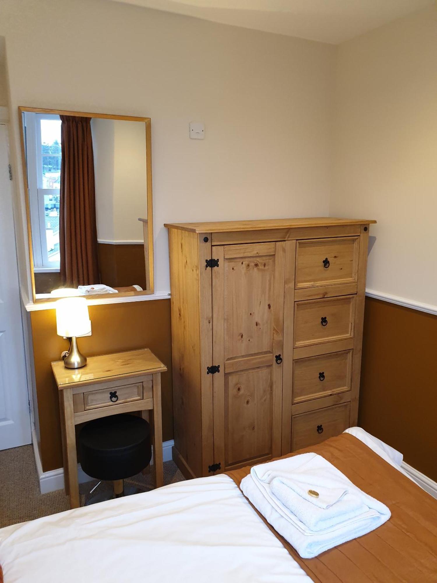 Appletorre House Holiday Flats - Pet Friendly And Private Parking Torquay Ruang foto